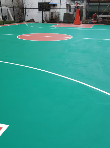 威远 球场长期使用易出现地面开裂
